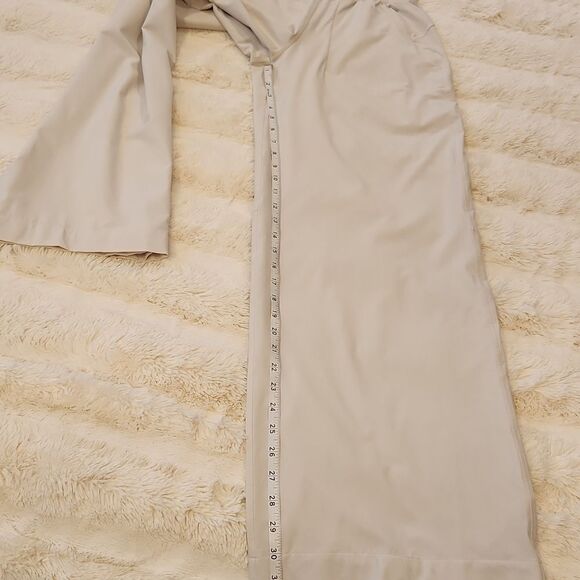 Lululemon Swift Mid-Rise Wide-Leg Pant in color bone size 2 new no tag - Picture 15 of 16